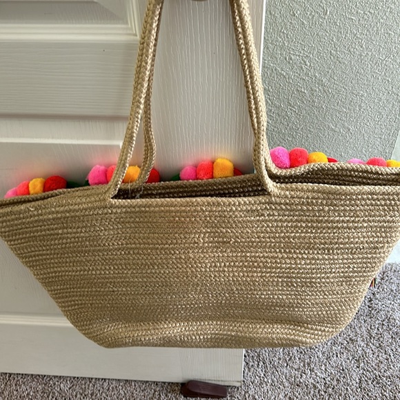 EMBELLISHED TOTE DONE W/ VIBRANT STUNNING COLORS  SEASHELLS & TASSELED POM POMS, - Picture 4 of 7
